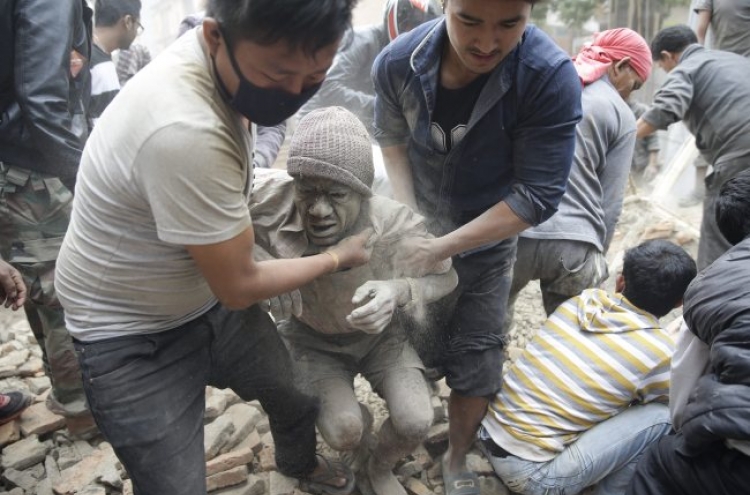 Nepal quake kills 1,200, sparks deadly Everest avalanche