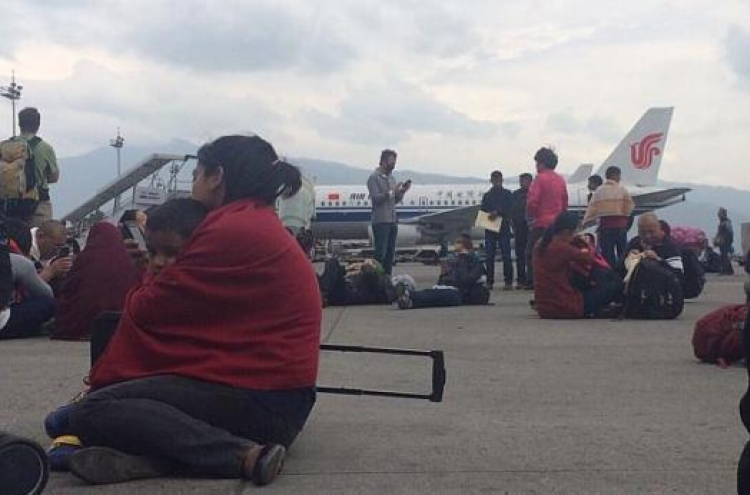 Nepal quake: Passengers shove and trip over each other as they flee airport terminal