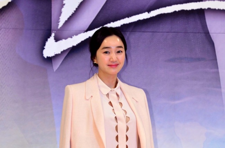Two sides of Soo Ae
