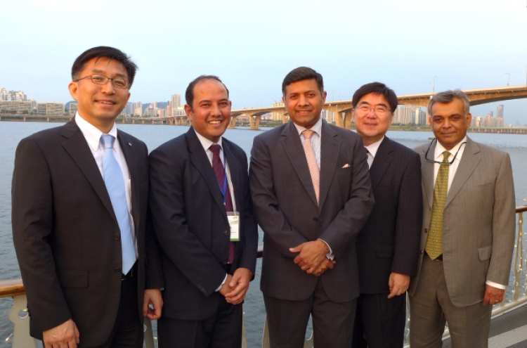 Indian officials take ‘Miracle on the Han’ cruise