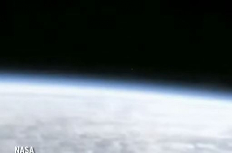지구에서 미지의 UFO 날아올라...NASA 우주 항공 촬영