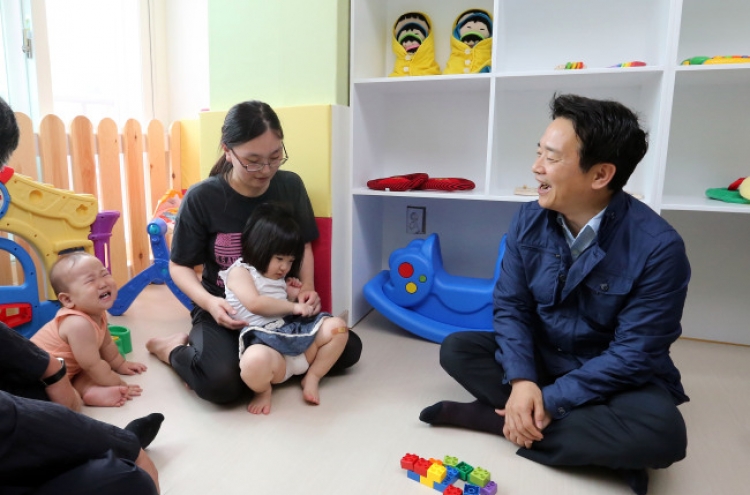 Koreans burdened by child care costs: study