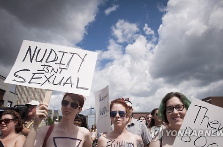 캐나다 여성 수백명, "상의 벗을 자유 달라" 거리시위