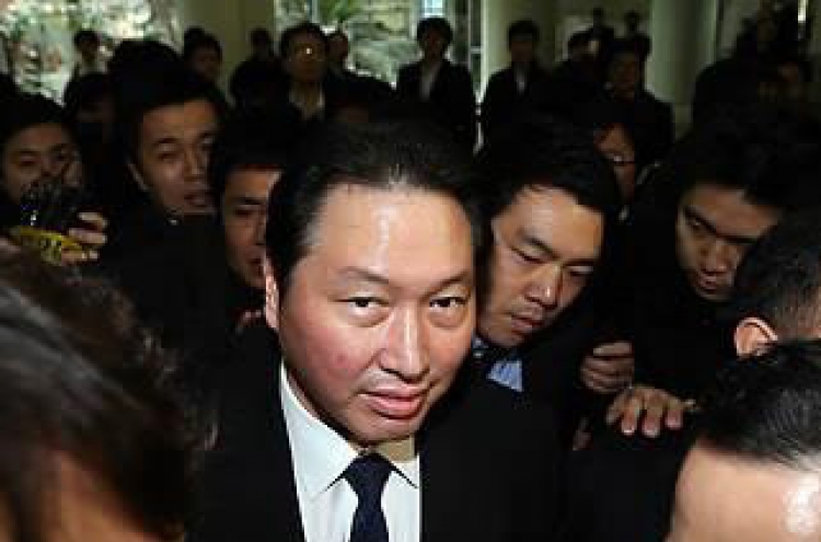 Park pardons SK chairman