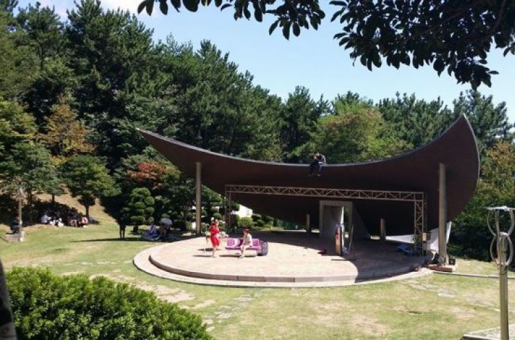 Busan plays offer ‘Absurdity in the Park’
