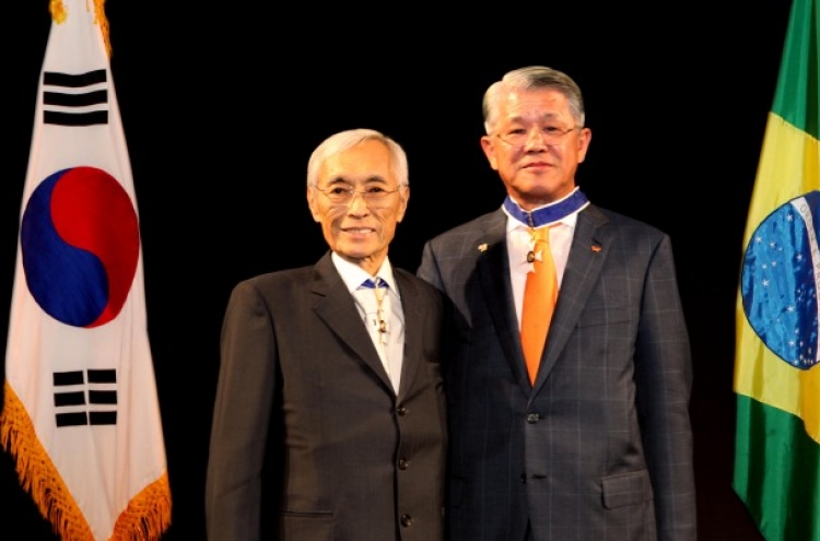 [Photo News] SKC chairman receives high honor from Brazil