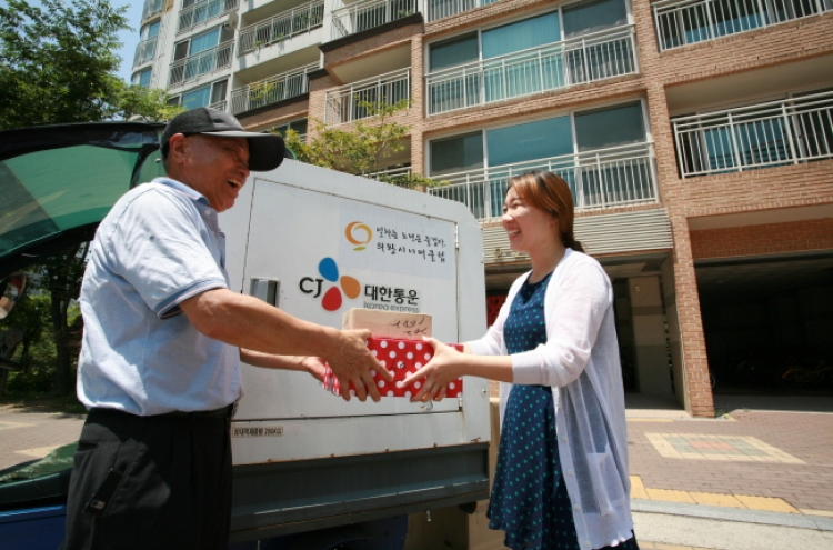 [Weekender] Seniors, female couriers add diversity to delivery culture
