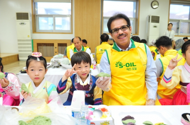 [Photo News]  S-Oil CEO shares Chuseok holiday spirit with neighbors
