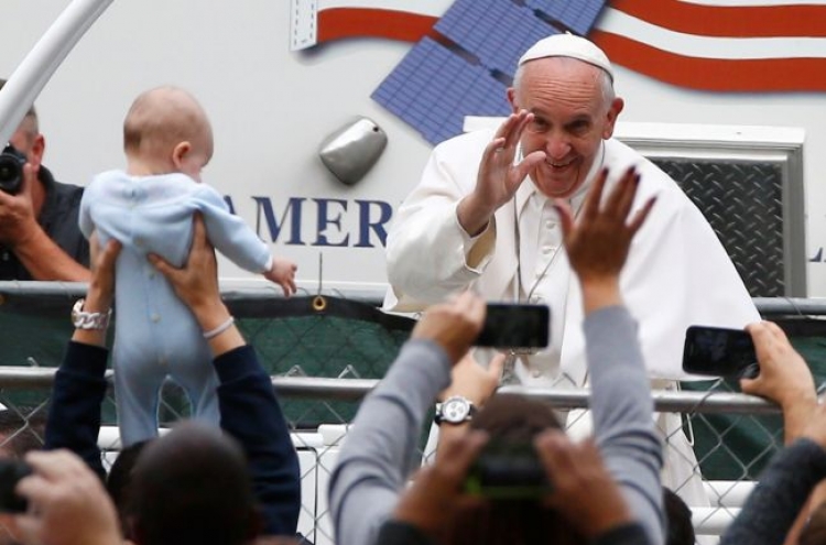 Pope Francis wraps up joyful U.S. visit with big open-air Mass