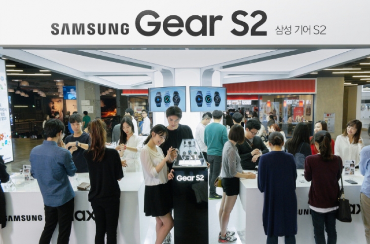 [Photo News] Samsung Gear S2 hits shelves in Korea
