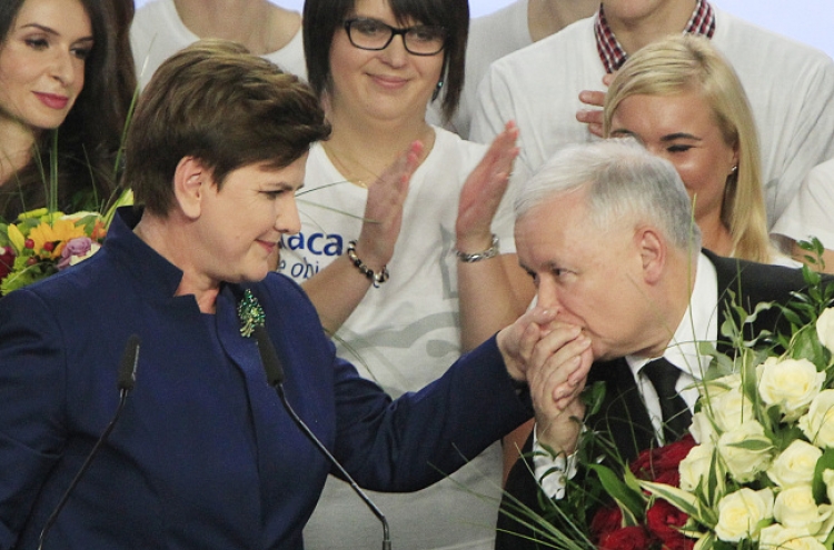 [Newsmaker] Polish euroskeptic right scores landslide victory