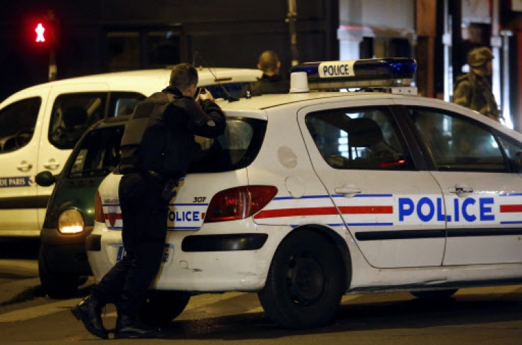프랑스 테러범 8명 사망 ‘7명은 자살 조끼 폭발’