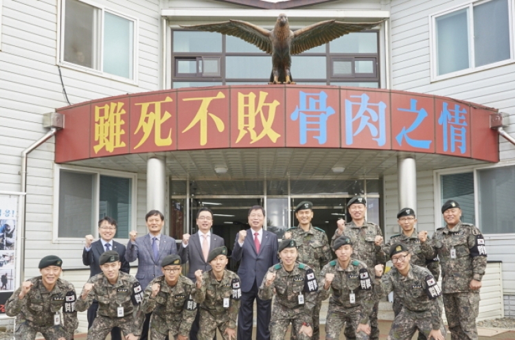[Photo News] LG boosts morale among soldiers