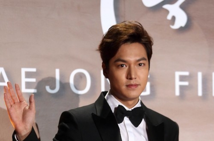 Lee Min-ho spotted en route to Shanghai