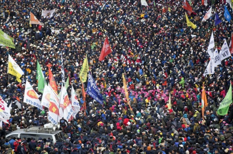 Massive antigovernment rally ends peacefully