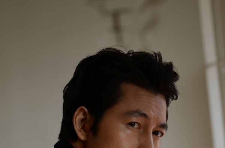 [Herald Interview] Jung Woo-sung encourages budding director in ‘Remember You’