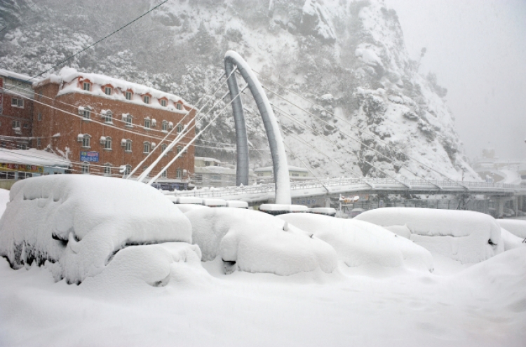 Cold wave sweeps Korea; Snow paralizes Jeju airport