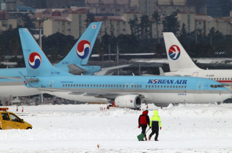 Jeju airport resumes operations