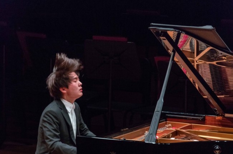 [Herald Review] Cho Seong-jin exceeds expectations at Chopin gala concert