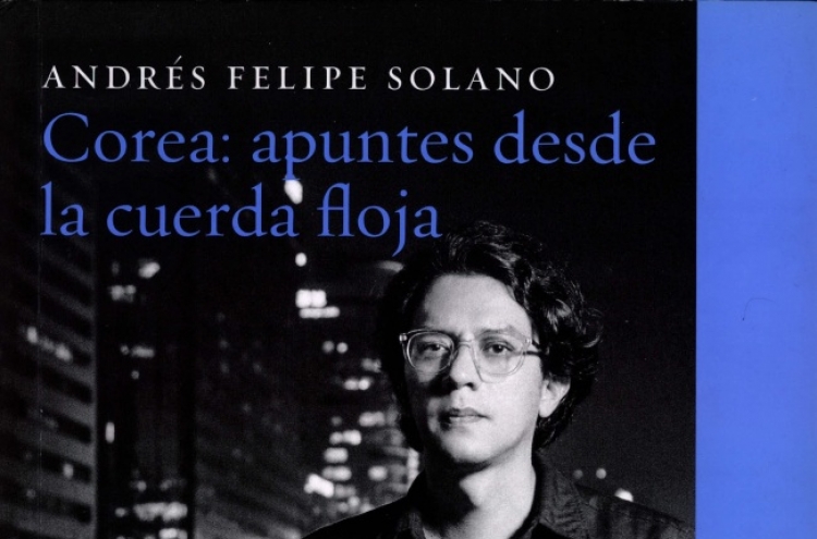 Solano receives renowned Colombian literature award