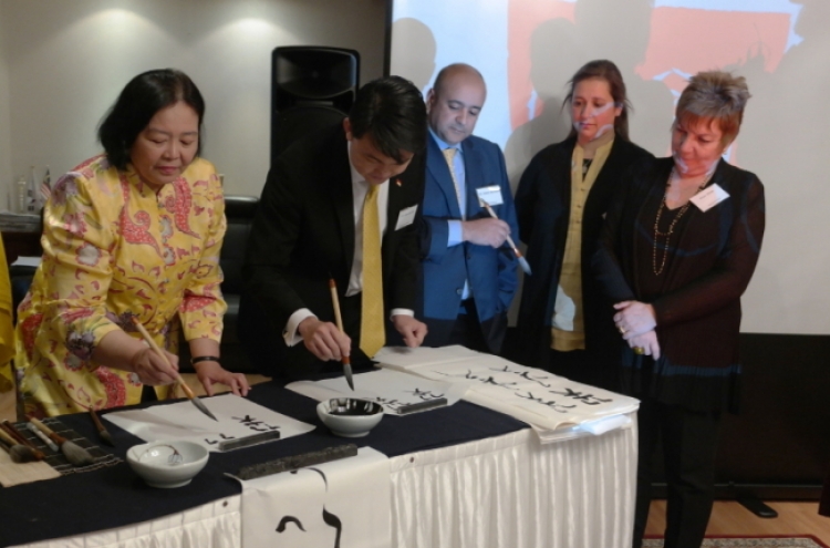 Foreign envoys get lesson in calligraphy