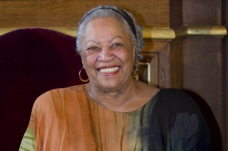 Toni Morrison receives $25,000 honorary award from PEN