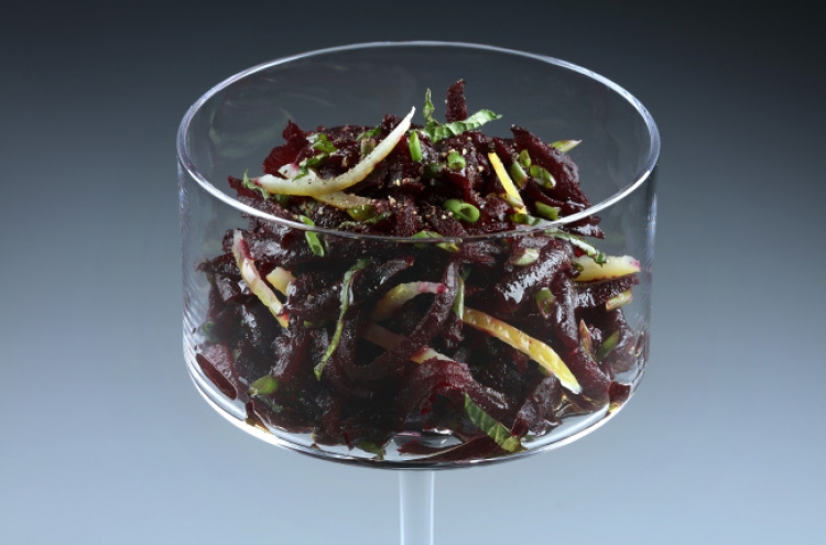 [Home Cooking] Beets, mint and lemon team up in a simple spring salad
