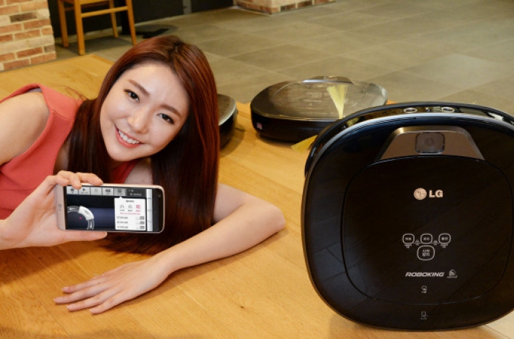 [Photo News] LG robot vacuum cleaner crosses 400,000 sales mark