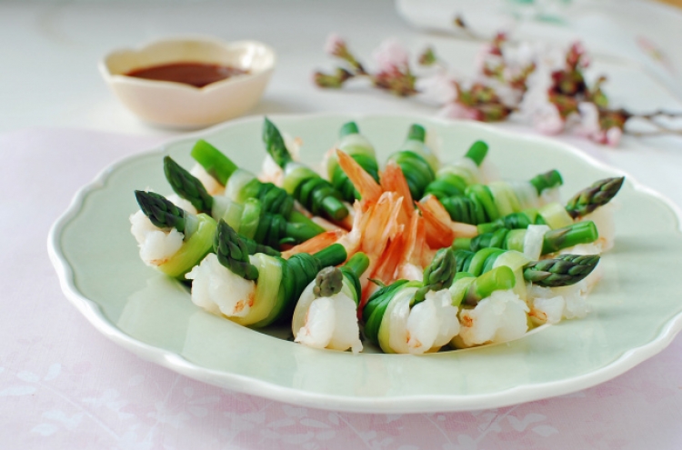[Home Cooking] Saeu ganghoe (Green onion-tied shrimp and asparagus)
