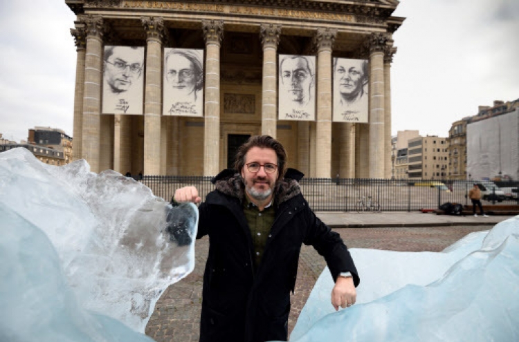 Artist Eliasson plans gigantic fountain for Versailles