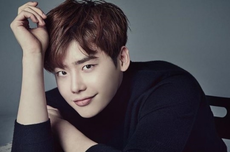 Actor Lee Jong-suk signs with YG
