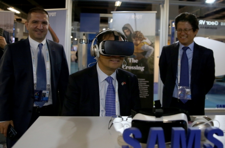 [Photo News] Samsung VR at Humanitarian Summit