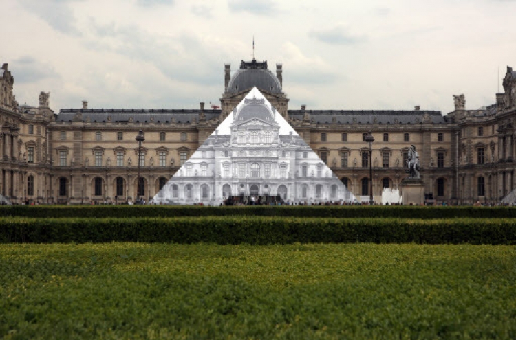 French artist makes Louvre pyramid disappear
