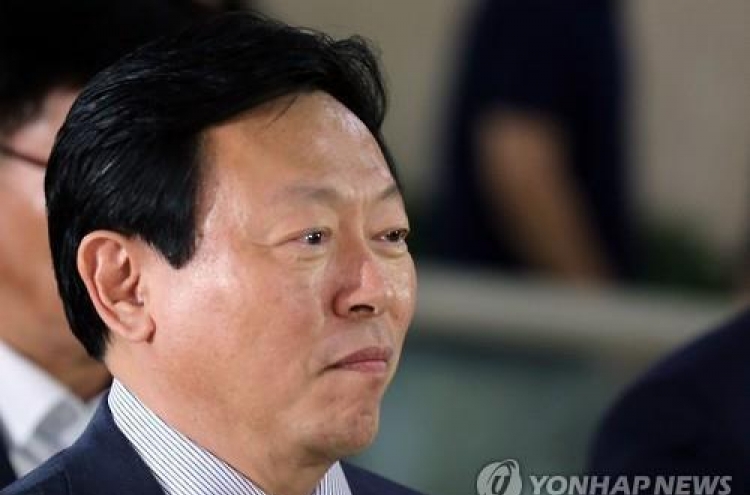 Lotte Group chief vows to cooperate with prosecutor probe