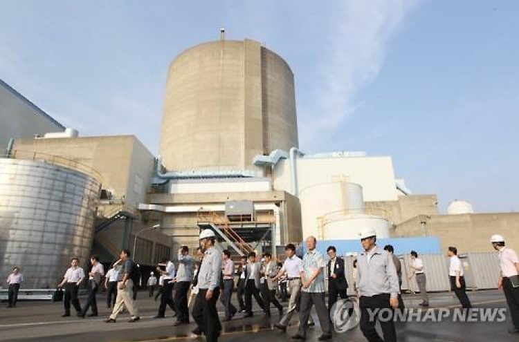 S. Korea halts test run of new reactor