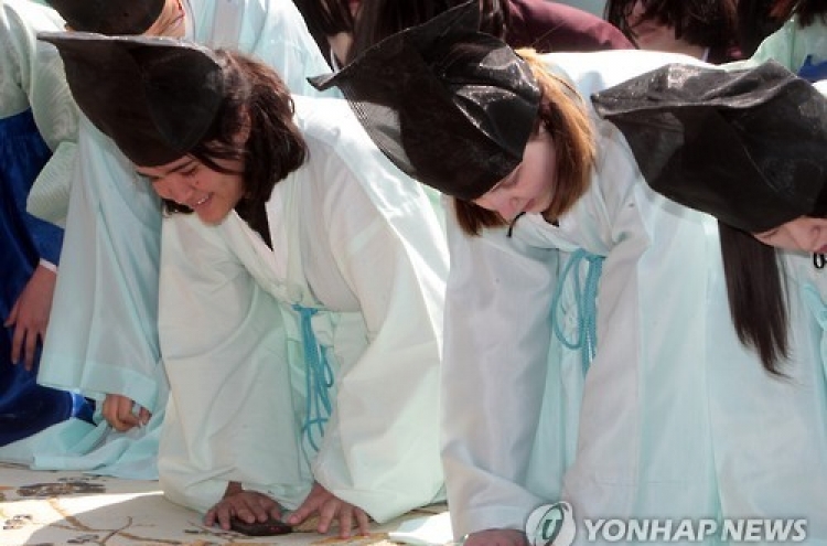 Foreign students struggle to adapt to Korea's hierarchical culture: survey