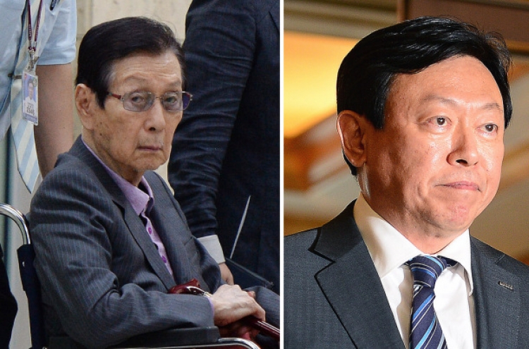 Lotte founder and son banned from leaving Korea