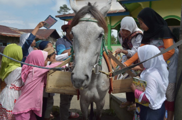 Horseback library serves Indonesia's remote readers