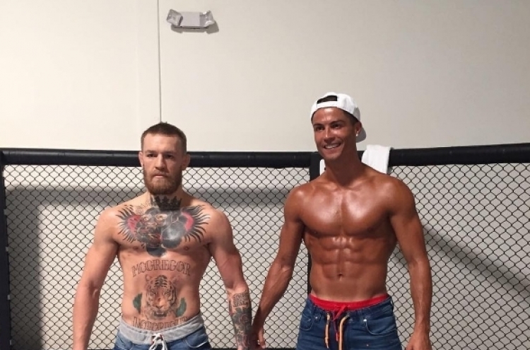 (사진) 호날두, UFC 최강 맥그리거와 ‘근육 대결’