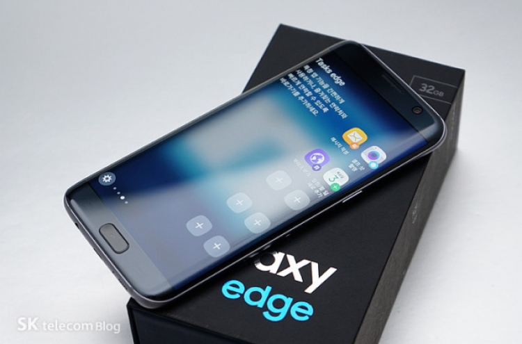 Samsung Galaxy S7 Edge outsells its flat-screen sibling