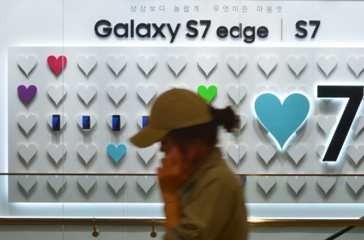 Samsung widens gap with Apple on smartphone shipments