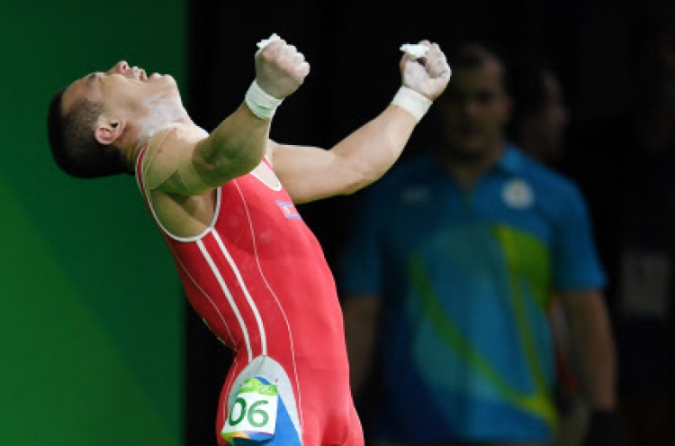 Weightlifter Om Yun-chol wins silver for North Korea's 1st medal in Rio