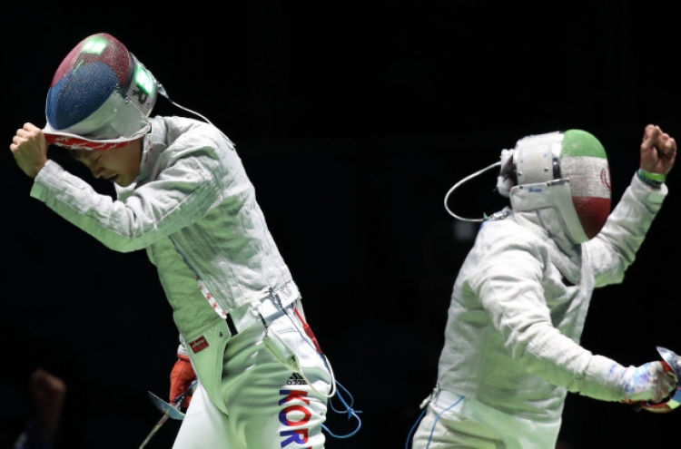 Reigning fencing gold medalist knocked out early in Rio