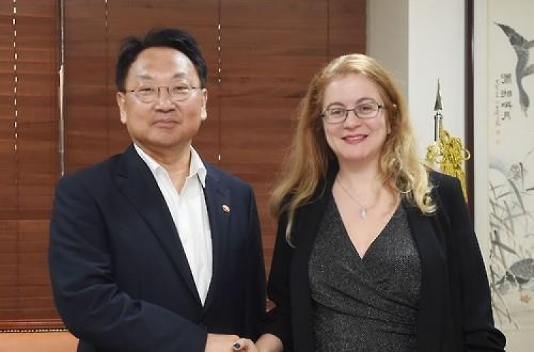 Korea's finance minister meets with GCF head