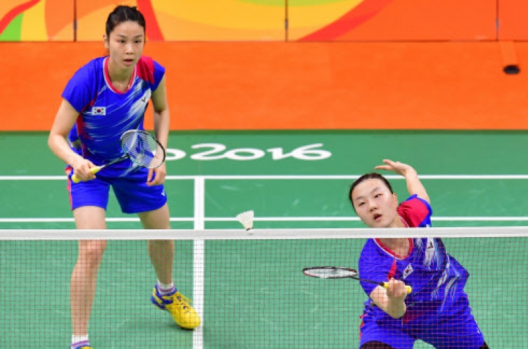 Korean pair advances to badminton semis