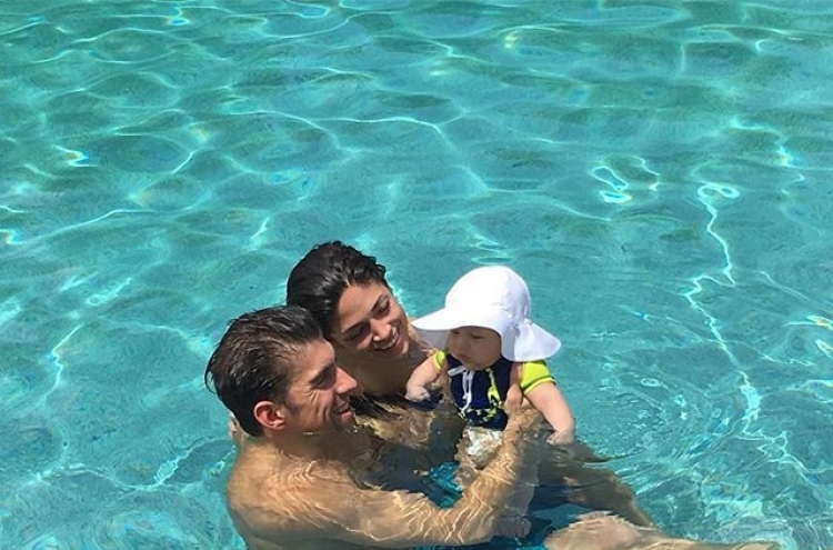 (사진) 펠프스 은퇴 다음 날, 아들과 함께 수영