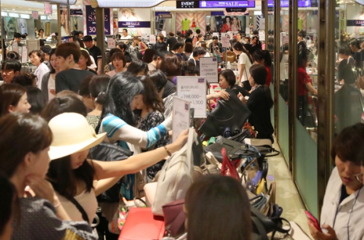 [Photo News] Shoppers flock to department store to avoid heat
