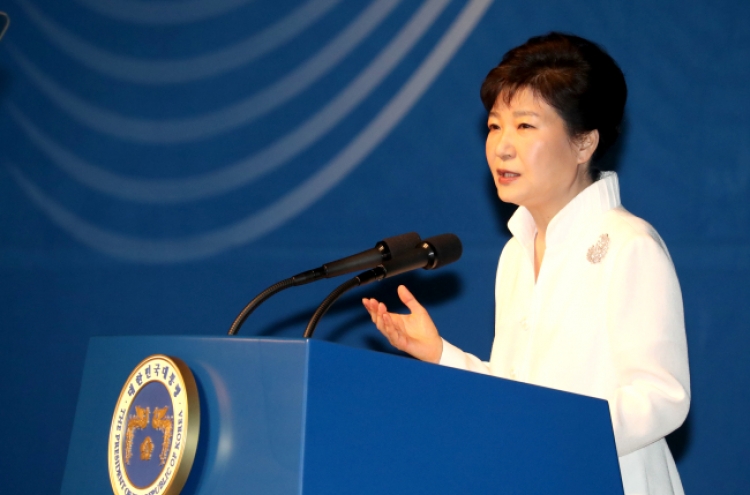 Park calls on Korean female leaders to support gov't efforts for work-family balance