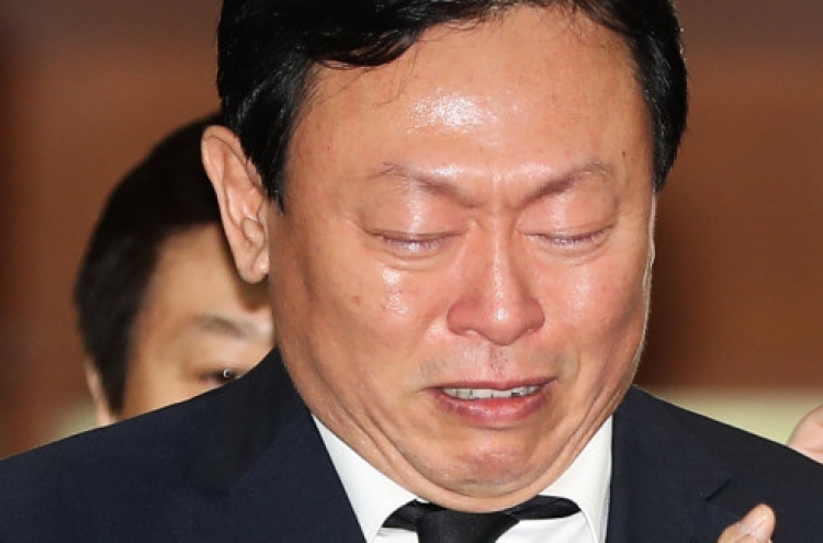 Lotte chief sheds tears at No. 2 man's funeral