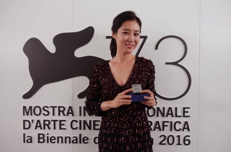 Actress Moon So-ri wins Italian film award